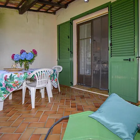 Nice In With 1 Bedrooms Vakantiehuis Mignataja